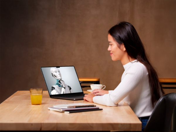 persona hablando por videoconferencia con un robot