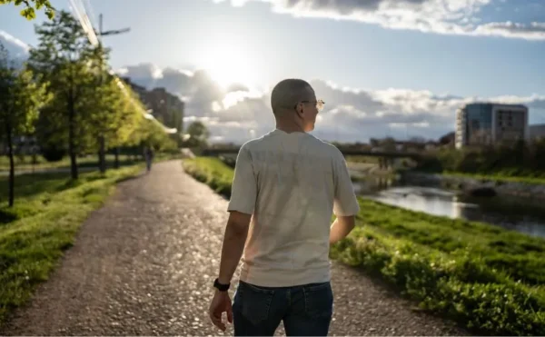 hombre caminando por un sendero al atardecer