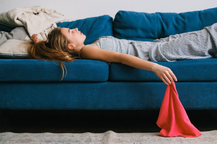 Mujer recostada en el sofa
